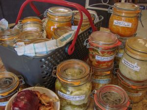 Production de lactofermentation prête pour le stockage en cave - association la jarre écocitoyenne
