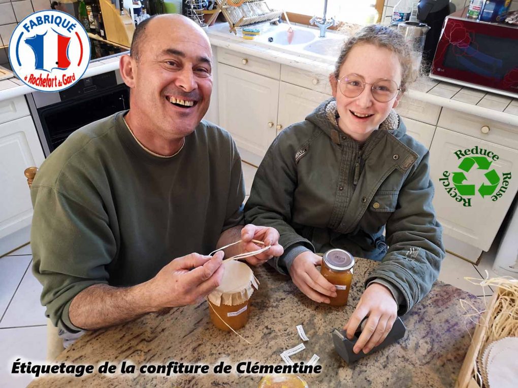 Étiquetage des pots de confiture de clémentine - Julie la stagiaire - Association la JARRE -19-04-2021