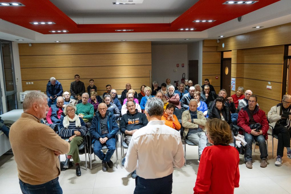 David et Philippe bons élèves au premier rang avec à gauche Florence (adhérente et rédactrice au Midi Libre) et Babeth (adhérente et présidente de l'épicerie sociale "Ensemble pour l'espoir")