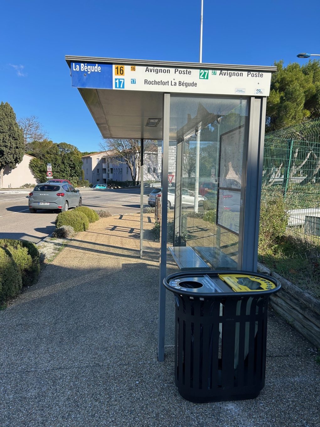 Corbeille double flux - poubelle de rue innovante à Rocheofrt du Gard_association La JARRE Écocitoyenne